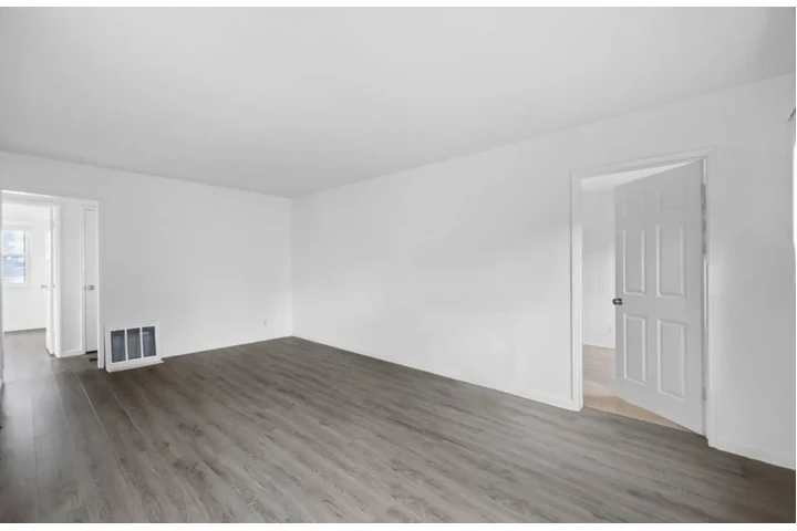 $2000 : Bright Atmosphere image 2