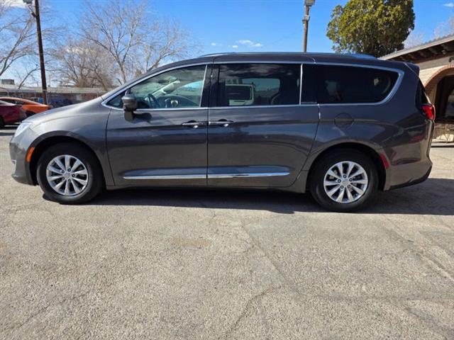 $13995 : 2019 Pacifica Touring L image 7