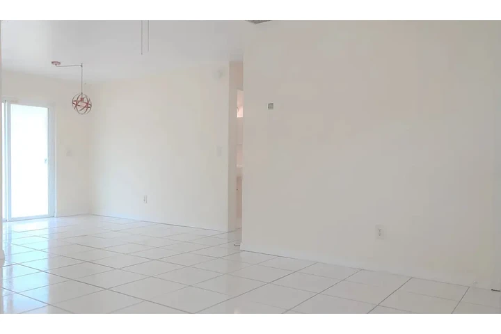 $1000 : cute beautiful 3 bath home image 4