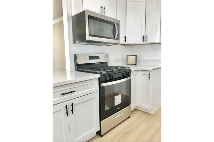 $2400 : 3 Bedroom house For Rent in LA image 5