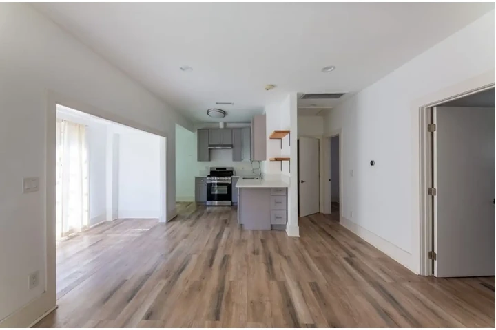 $2400 : modern amenities image 3