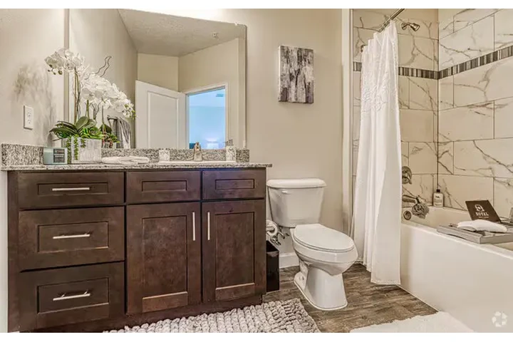 $1050 : 1bed 1bath image 4