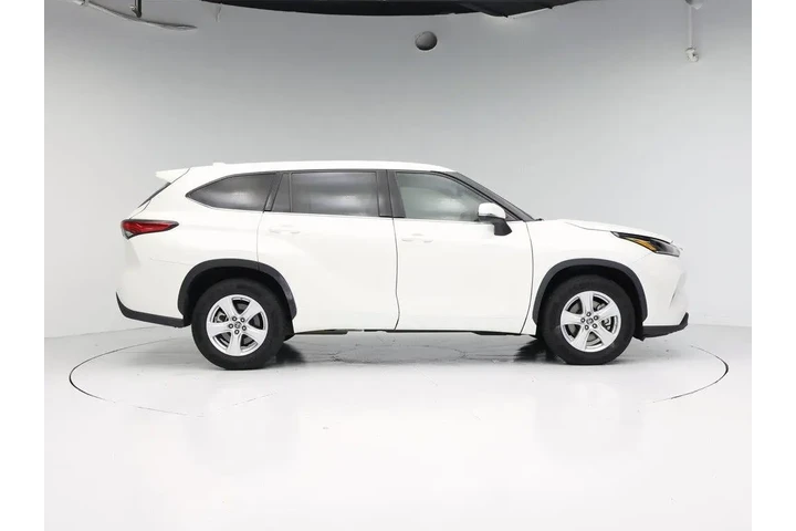 $30998 : Toyota Highlander 2021 LE 4d image 7