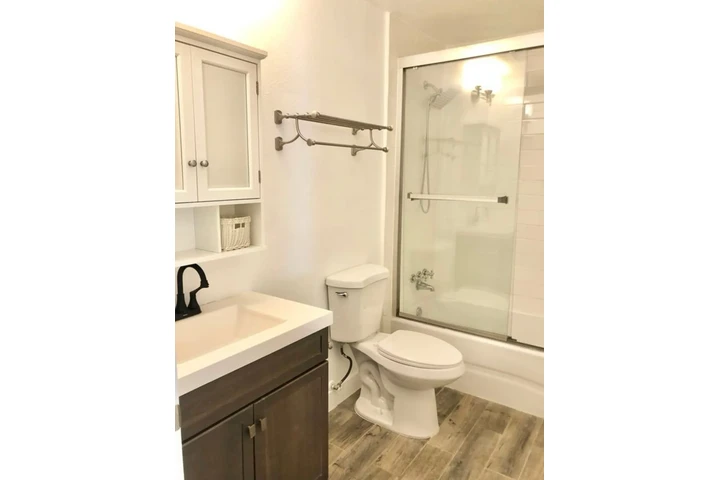 $2400 : 3 Bedroom house For Rent in LA image 9