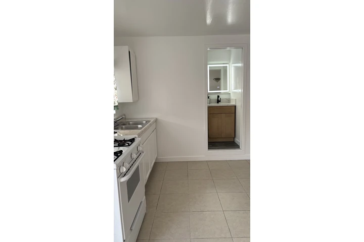 $1577 : Estudio remodelado en Renta image 3