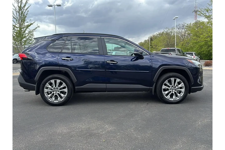 $42299 : Gold Certified 2025 RAV4 Limi image 10