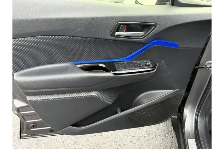 $16995 : Toyota C-HR 2020 XLE 4dr Cro image 8