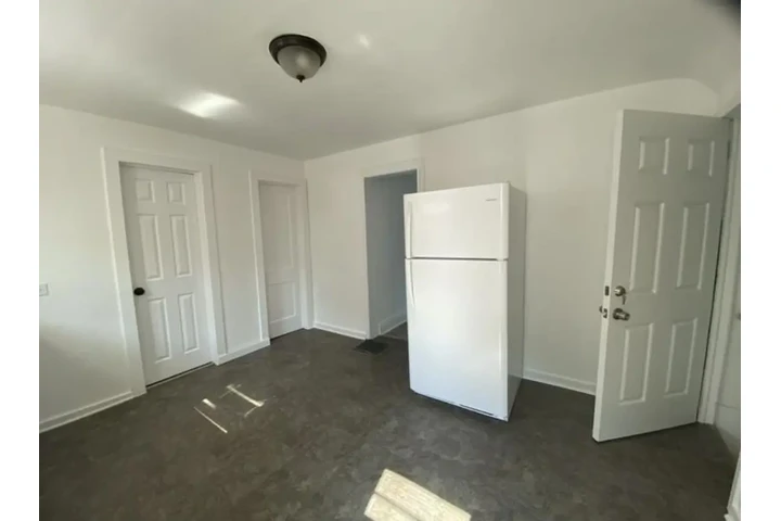 $1500 : Apartment building image 1