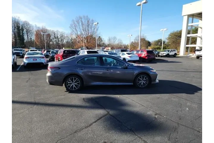 $27988 : Toyota Camry 2023 XLE 4dr Se image 5