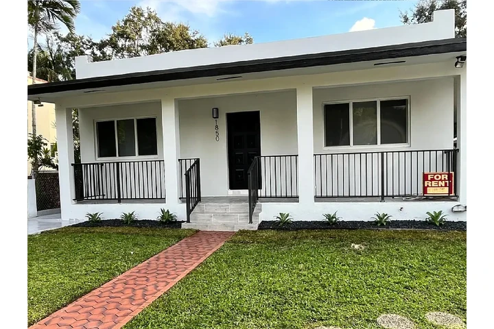 $1200 : Freshly painted spacious home image 1