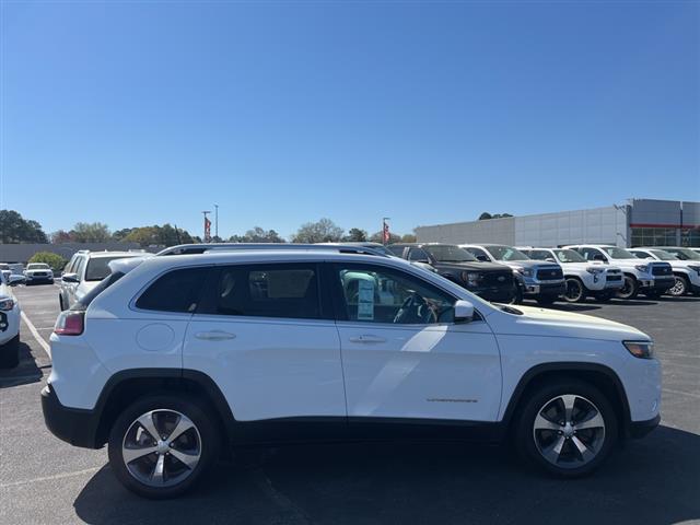 $19890 : PRE-OWNED 2019 JEEP CHEROKEE image 8