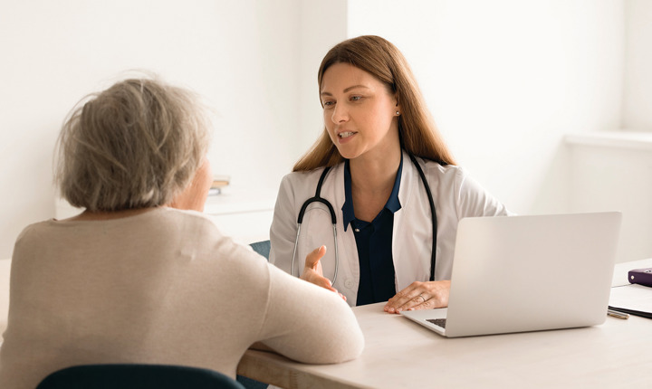 Doctora y paciente hablan sobre las vacunas