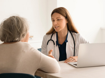 Doctora y paciente hablan sobre las vacunas