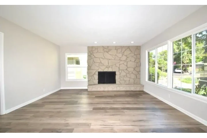 $2500 : 3Beds 2Baths N Kenmore Ave, LA image 3