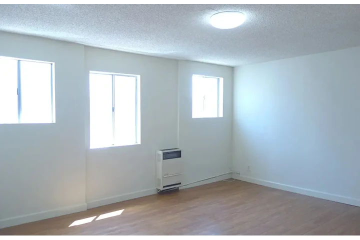 $1950 : 2 bedroom Apt in James wood image 4