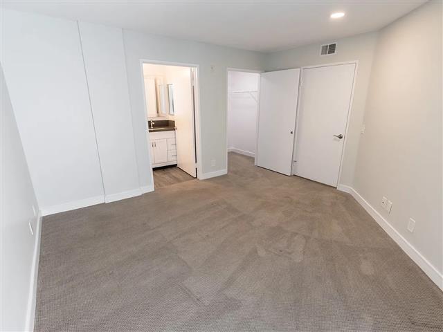 $2000 : Gorgeous 2 Bed 2 Bathroom image 7