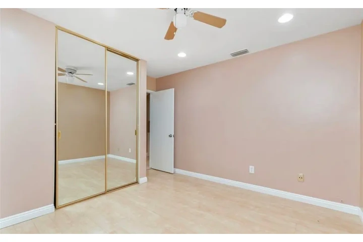 $2450 : 3 Bedroom Home in Koreatown LA image 2