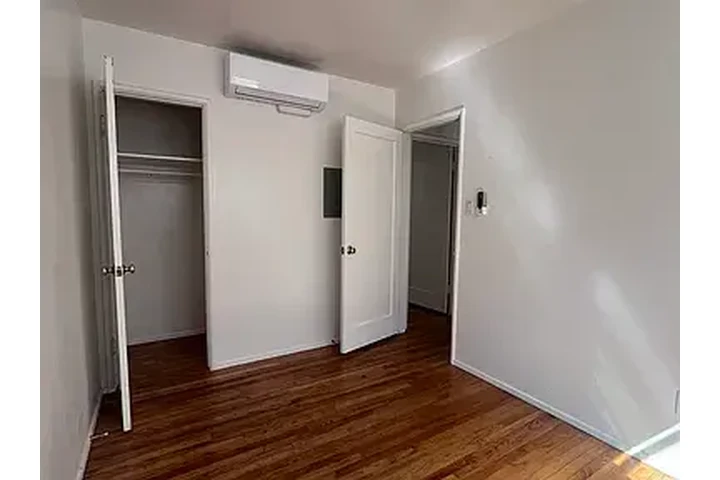 $2400 : San Diego Chic: Stylish Apartm image 8