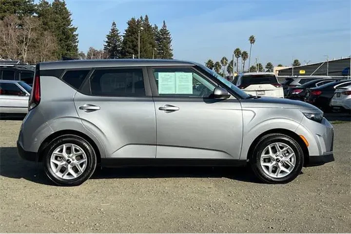 $16490 : Kia Soul 2024 LX 4dr Crossov image 3
