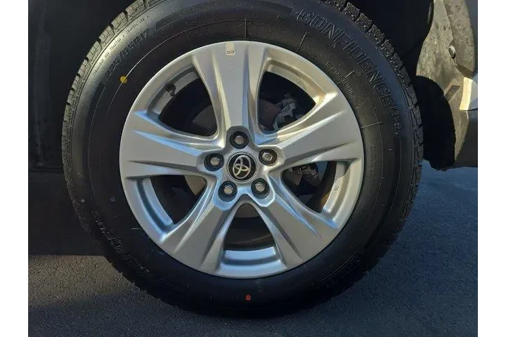 $29995 : Toyota RAV4 2021 AWD XLE 4dr image 6