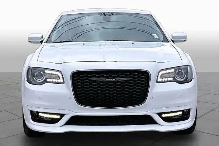 $33417 : Chrysler 300 2023 Touring L image 4