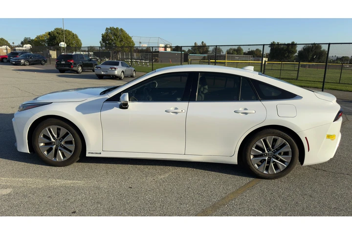 $5700 : 2023 TOYOTA MARAI XLE image 4