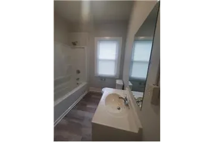 $1200 : Rental property with 1 bedro image 4