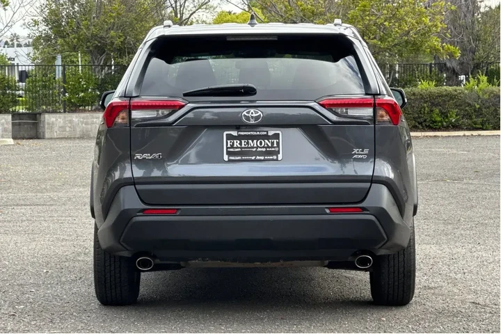 $28987 : Toyota RAV4 2023 AWD XLE 4dr image 4