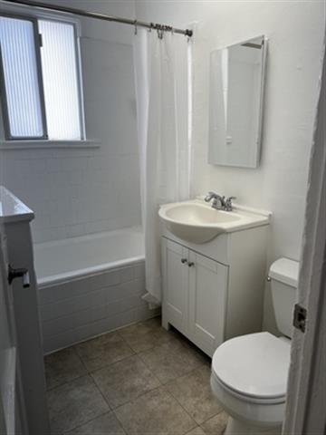 $1300 : Studio apartment available now image 8