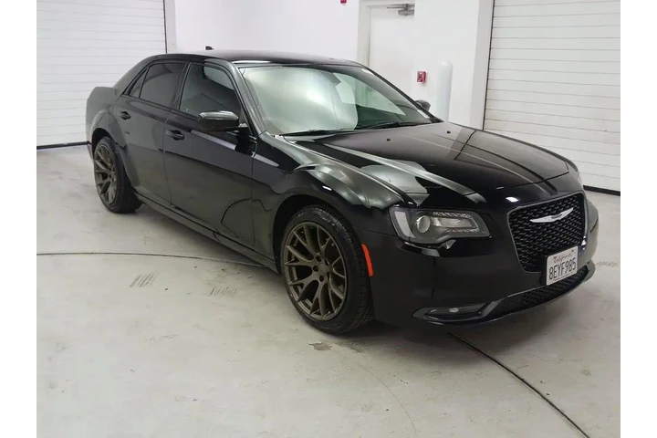 $22998 : Chrysler 300 2018 S 4dr Seda image 1