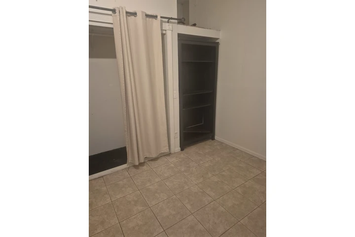 $975 : Recamara de renta image 2