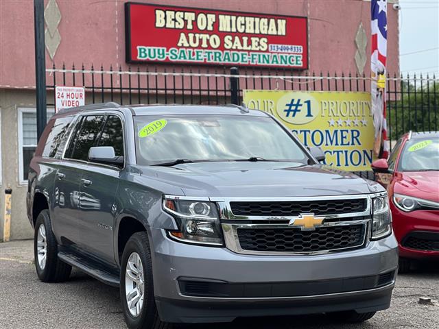 $27999 : 2019 Suburban image 1