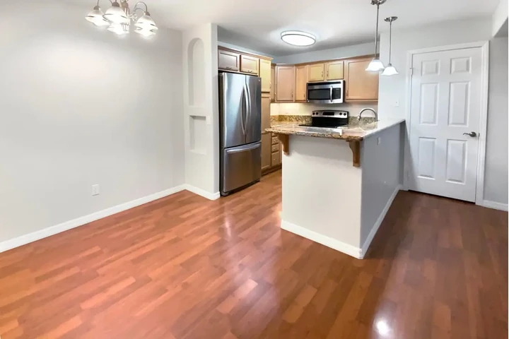 $2000 : Remodelled Gated Unit for Rent image 4