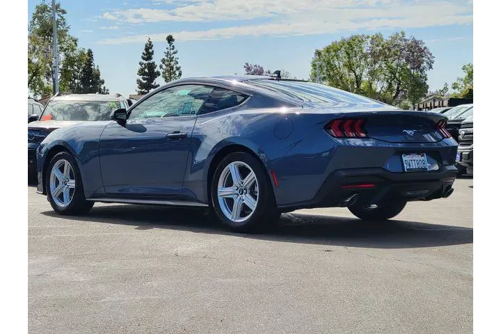 $32988 : Ford Mustang 2026 EcoBoost P image 2