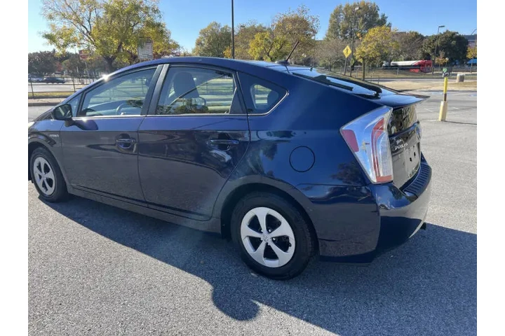 $10900 : 2013 Prius Four image 9