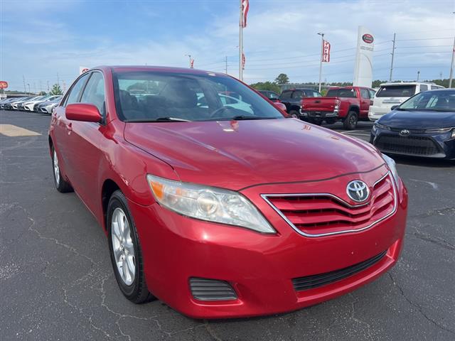 $8995 : PRE-OWNED 2011 TOYOTA CAMRY LE image 1