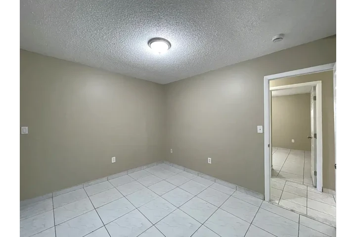 $3000 : 3 beds and 2 bath house image 6