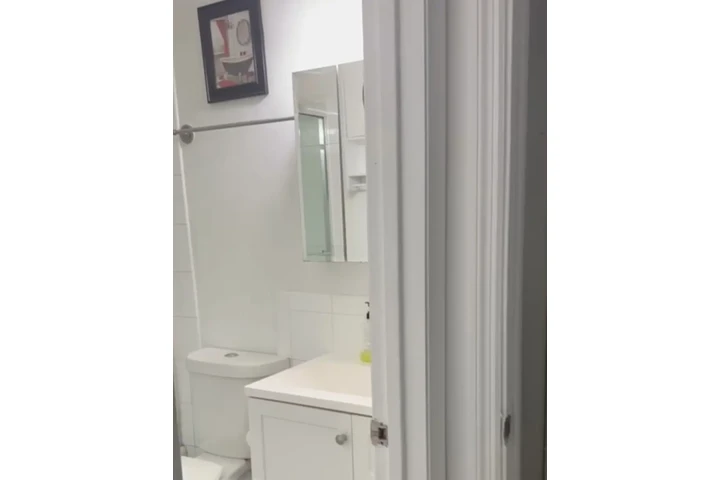 $1550 : Studio 1/1 Con Entrada Privada image 1