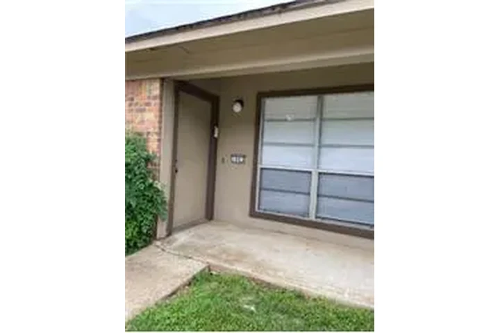 $775 : Rental property with 2 bedro image 2