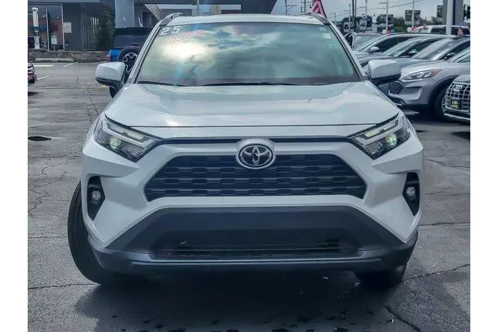 $39989 : Toyota RAV4 2025 AWD XLE Pre image 4