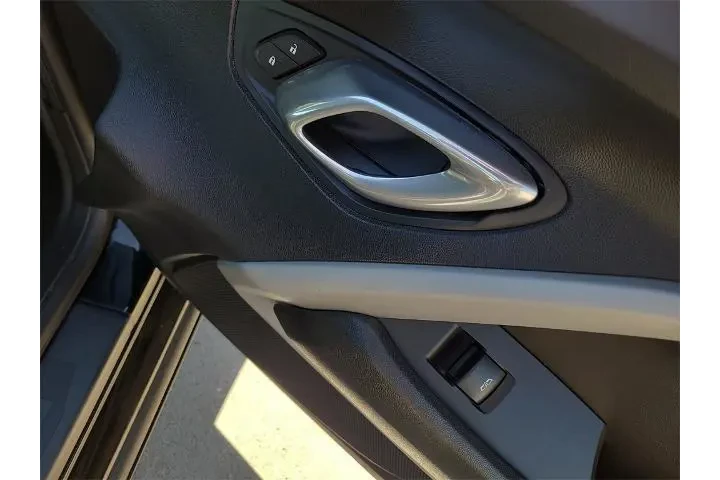 $21398 : Chevrolet Camaro 2020 LT 2dr image 9