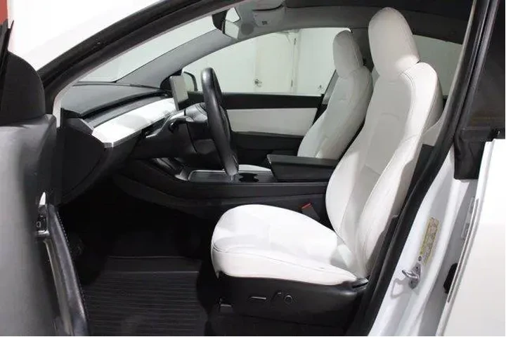 $29998 : Tesla Model Y 2021 AWD Long image 3