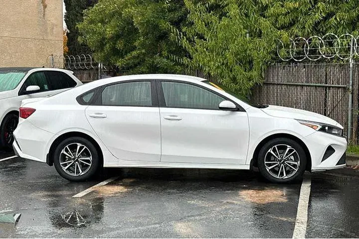 $15255 : Kia Forte 2023 LX 4dr Sedan image 7