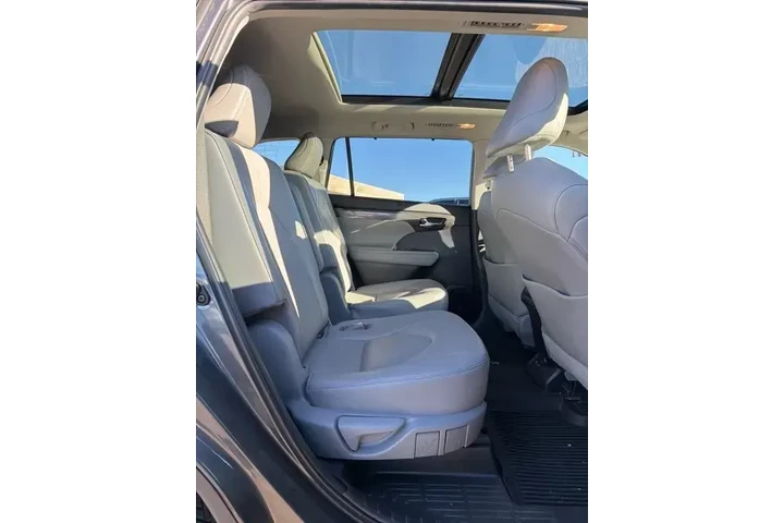$38874 : Toyota Highlander 2023 L 4dr image 10