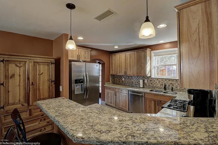 $1000 : Recently remodeled home image 5