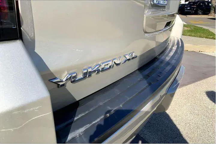 $18985 : GMC Yukon XL 2017 4x4 SLT 4d image 8