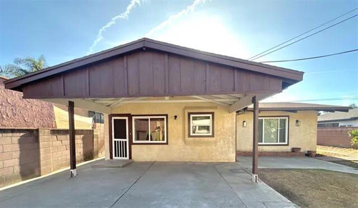 $1500 : Downey, California image 1