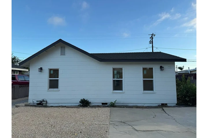 $900 : This well-maintained 2-bedroom image 1