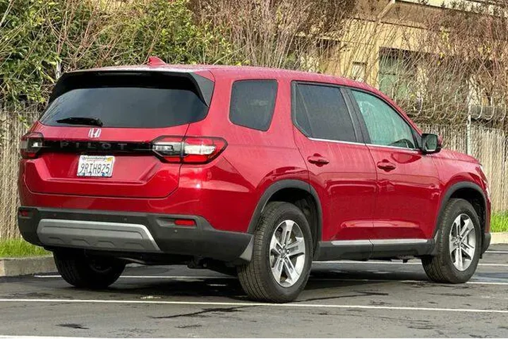 $37906 : Honda Pilot 2024 EX-L 4dr SU image 3