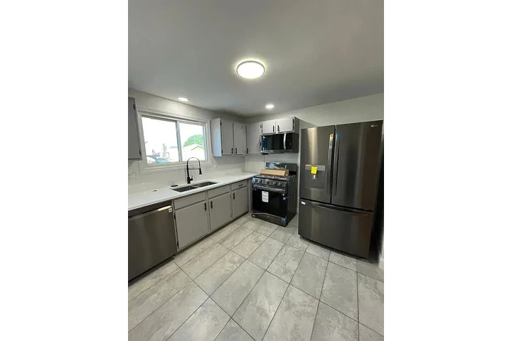 $1300 : Modern 2BR Apartment image 6